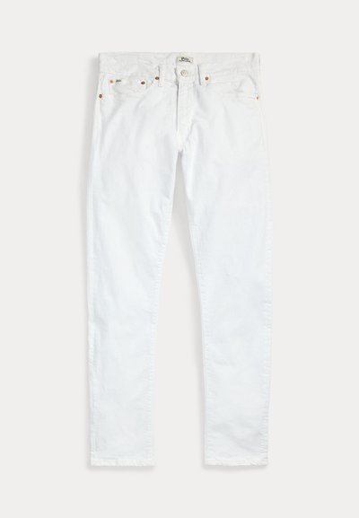 Pantalon blanc à jambes droites, avec une braguette à boutons, des passants de ceinture, des poches avant et des rivets couleur cuivre, présenté sur un fond uni.