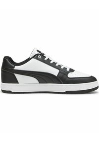 Mustvalge sportlikud kingad, millel on siledast nahast pealispind, seotud disain, silmapaistev külglogo ja valge kummist välistald.