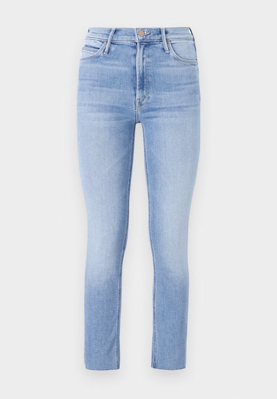 Svetlo modri skinny džins s visokim pasom, ki ima pet žepov in subtilno zbledelost spredaj in zadaj.