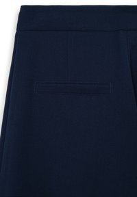 Marineblaue Hose mit glatter Textur, breitem Bund und einer einzigen Gesäßtasche ohne sichtbare Beschläge oder Muster.