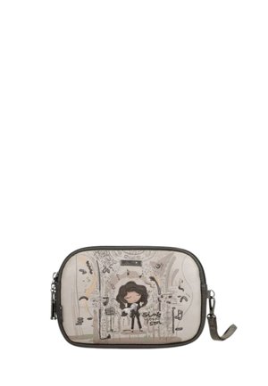 Piccola pochette rettangolare da polso con cerniera, con illustrazione di una persona che canta con note musicali e testo "Sing your soul".