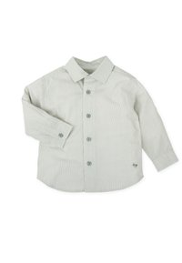 Camisa abotonada verde claro con mangas largas, de tela texturizada y sutiles rayas verticales. Cuenta con botones a juego y un acento de logo.