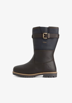Donkerbruin leren laars tot halverwege het scheenbeen met een marineblauwe bovenkant, verstelbare gespband en een textuurzool voor grip.