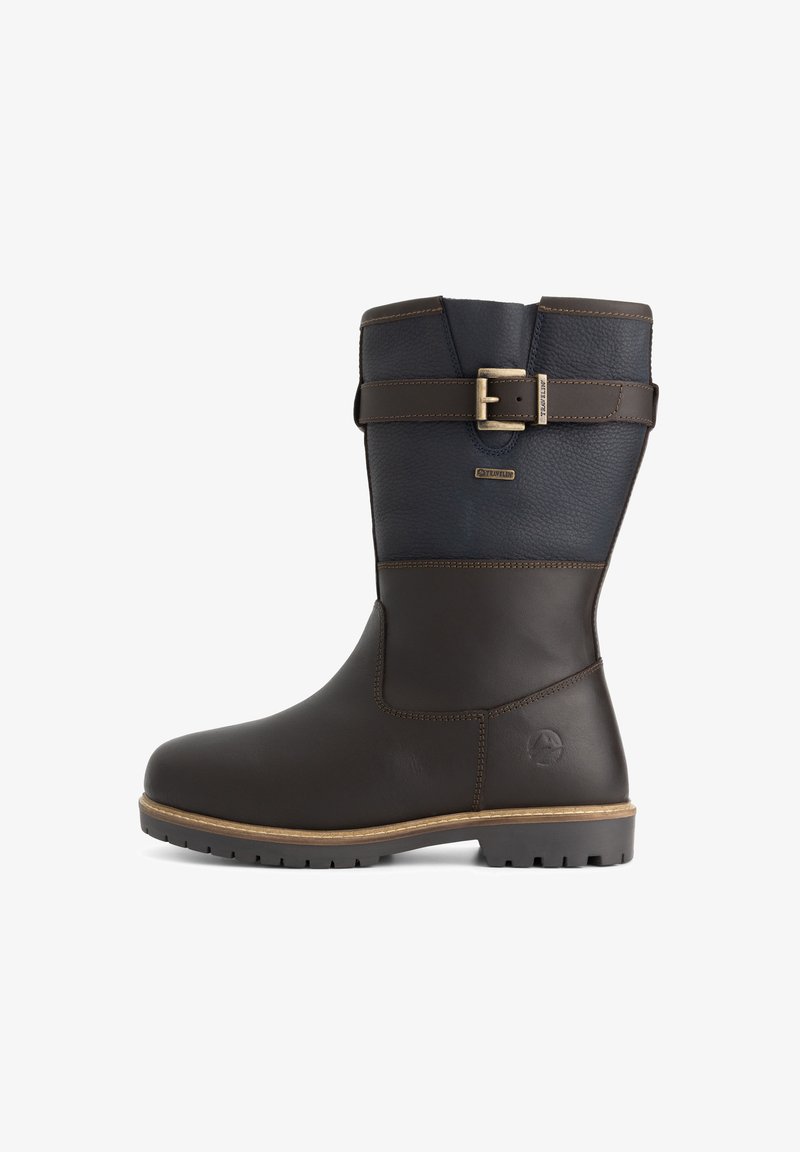 Donkerbruin leren laars tot halverwege het scheenbeen met een marineblauwe bovenkant, verstelbare gespband en een textuurzool voor grip.