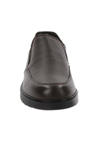 Bruine leren instap schoenen met een gladde textuur, een ronde neus en een zwarte rubberen zool. Minimalistisch ontwerp, zonder zichtbare hardware of accenten.