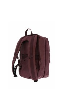 Sac à dos rouge foncé avec des bretelles rembourrées et réglables, une poignée supérieure et un compartiment principal zippé, vu de l'arrière.