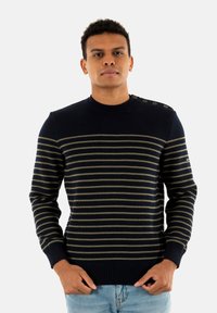 Maglione a righe blu navy realizzato in tessuto a maglia, con righe orizzontali in verde oliva e bottoni decorativi sulla spalla.