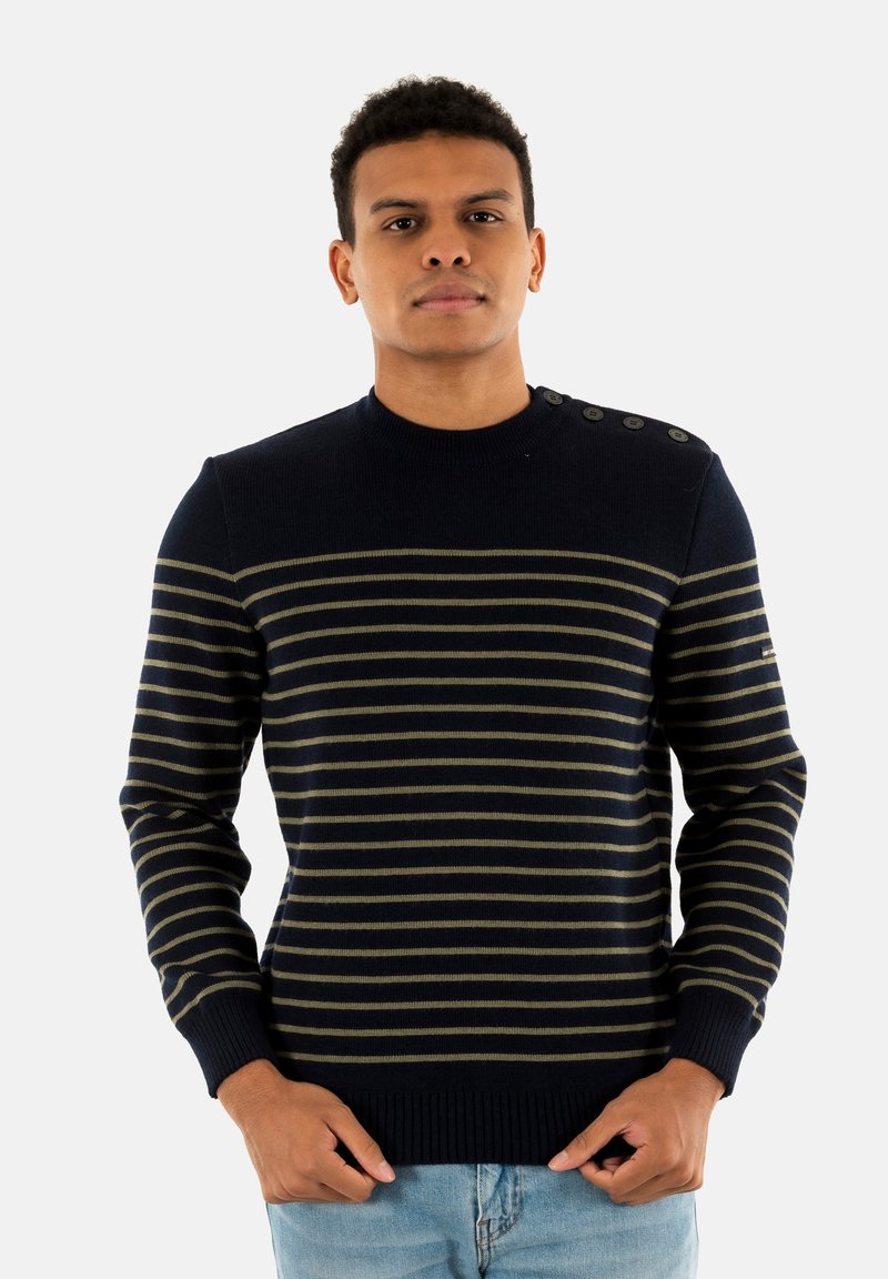 Maglione a righe blu navy realizzato in tessuto a maglia, con righe orizzontali in verde oliva e bottoni decorativi sulla spalla.