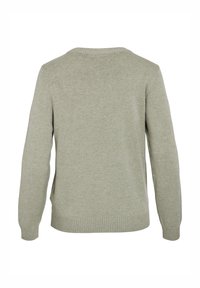 Pull gris clair en maille avec col rond, ourlet et poignets côtelés, présentant une texture lisse et une coupe classique et décontractée.
