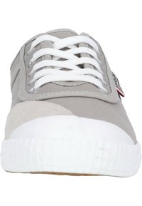 Grijze canvas sneakers met een witte rubberen zool, ronde neus en witte veters. Beschikt over een suede accent op de neus en een merkpatch aan de zijkant.