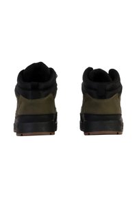 Zapatillas de senderismo verdes y negras con diseño de caña alta, parte superior de tejido texturizado y suela de goma con refuerzo en el talón y patrones de banda de rodadura.