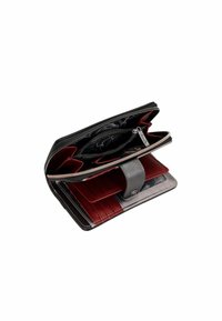 Billetera de cuero negra y roja con cierre de cremallera. Cuenta con varios compartimentos para tarjetas, un bolsillo para monedas y acentos texturizados. Patrón interior visible.