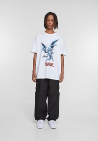 Upscale by Mister Tee YU GHI OH EYES DRAGON HE - T-shirts print - white