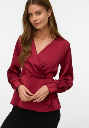 Blouse en satin bordeaux, à manches longues, décolleté en V, poignets froncés et ourlet à volants, mettant en valeur une texture lisse avec un éclat subtil.