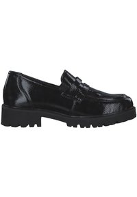 Mocasines de charol negro con un acabado texturizado, que presentan una suela de goma baja y gruesa, y un detalle de tira ancha en la parte superior.