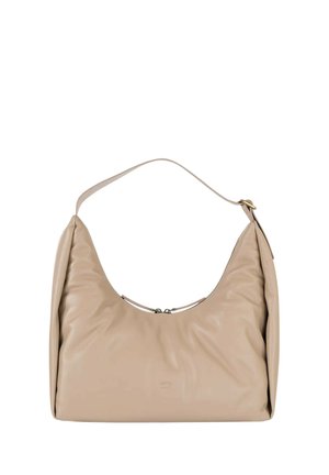 Borsa a tracolla in pelle morbida beige con una singola tracolla e chiusura con zip, design minimalista con leggere arricciature ai lati.
