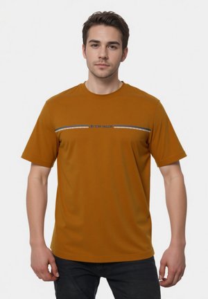 Kupferfarbenes Kurzarm-T-Shirt aus glattem Stoff, mit einem horizontalen Streifen und einem blauen Logo auf der Brust.