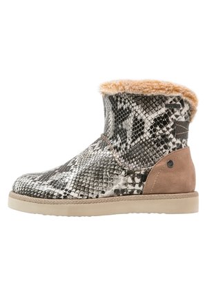 Kozak zimowy za kostkę z czarno-białym wzorem łuski węża, zamszowym obcasem w kolorze jasno-brązowym, beżową podeszwą oraz jasnobrązowym sztucznym futerkiem na mankiecie.