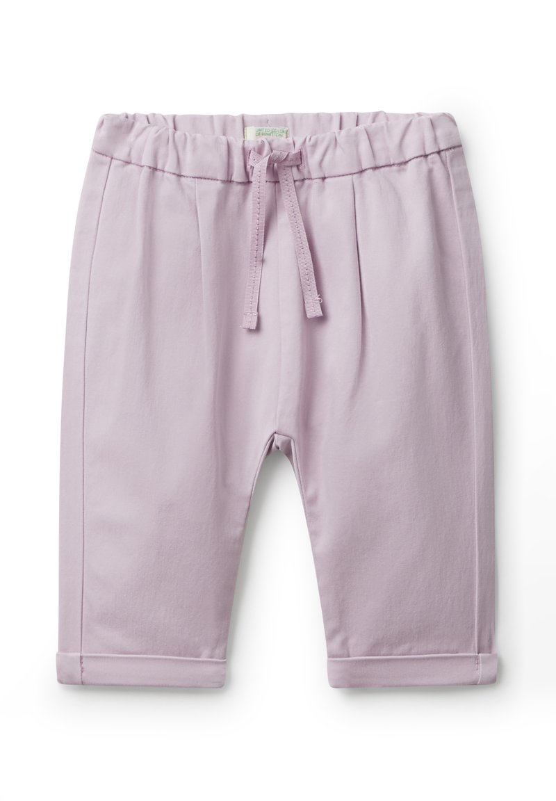 Lavendel katoenen broek met een elastische tailleband, trekkoord, plooien en opgerolde hems, ontworpen voor comfort en gemakkelijk dragen.