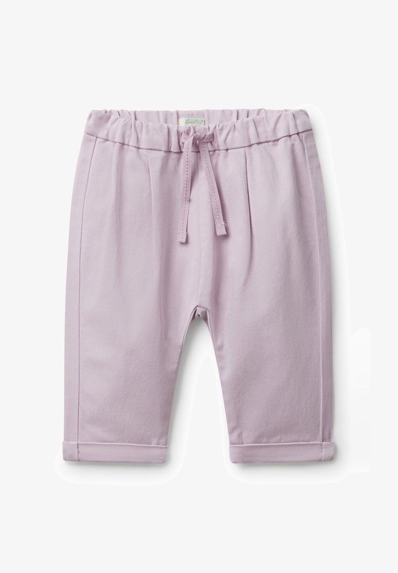 Lavendel katoenen broek met een elastische tailleband, trekkoord, plooien en opgerolde hems, ontworpen voor comfort en gemakkelijk dragen.