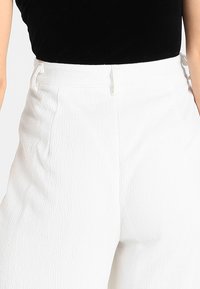 Missguided Petite Tygbyxor - white