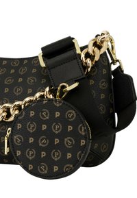 Borsa a tracolla in pelle nera con hardware in metallo dorato, motivo con logo e una pochette rotonda con zip attaccata da una tracolla.