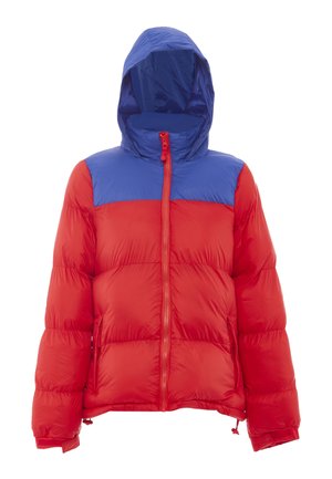 Giacca imbottita con cappuccio, corpo rosso, petto superiore e cappuccio blu, cerniera frontale e maniche lunghe.