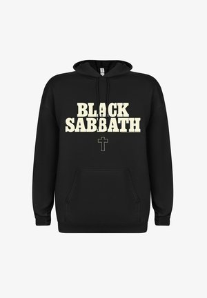 Svart hettegenser med frontlomme, med stor hvit tekst "BLACK SABBATH" og et lite kors. Laget av bomullsblanding, løs passform.