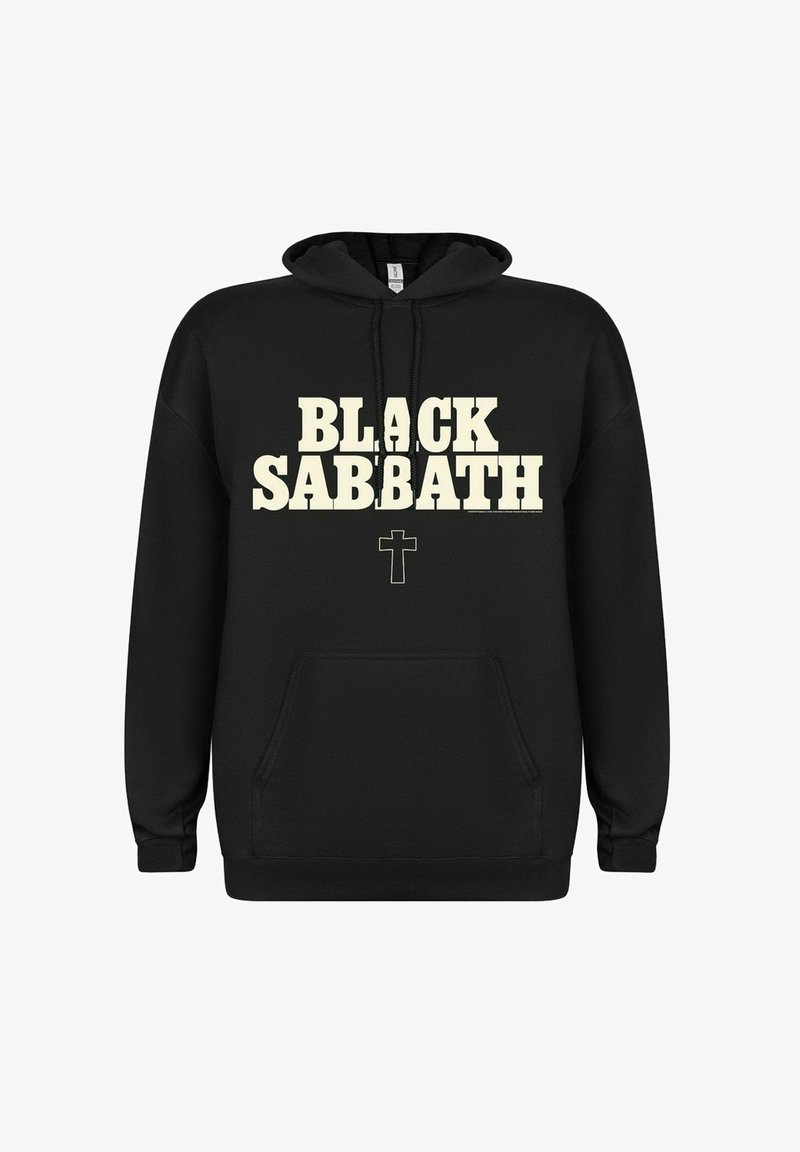 Sudadera negra con bolsillo frontal, que presenta un gran texto blanco "BLACK SABBATH" y una pequeña cruz. Material de mezcla de algodón, ajuste relajado.