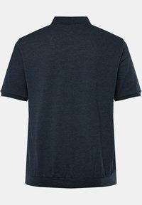 Dunkelblaues Poloshirt mit kurzen Ärmeln, Kragen und seitlichen Schlitzen am Saum. Hergestellt aus einem weichen, strukturierten Stoff.