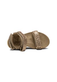 Glittriga tan sandaler med två breda remmar och en mjuk, texturerad sula. Designen har en rund tå och ett präglat varumärke inuti.