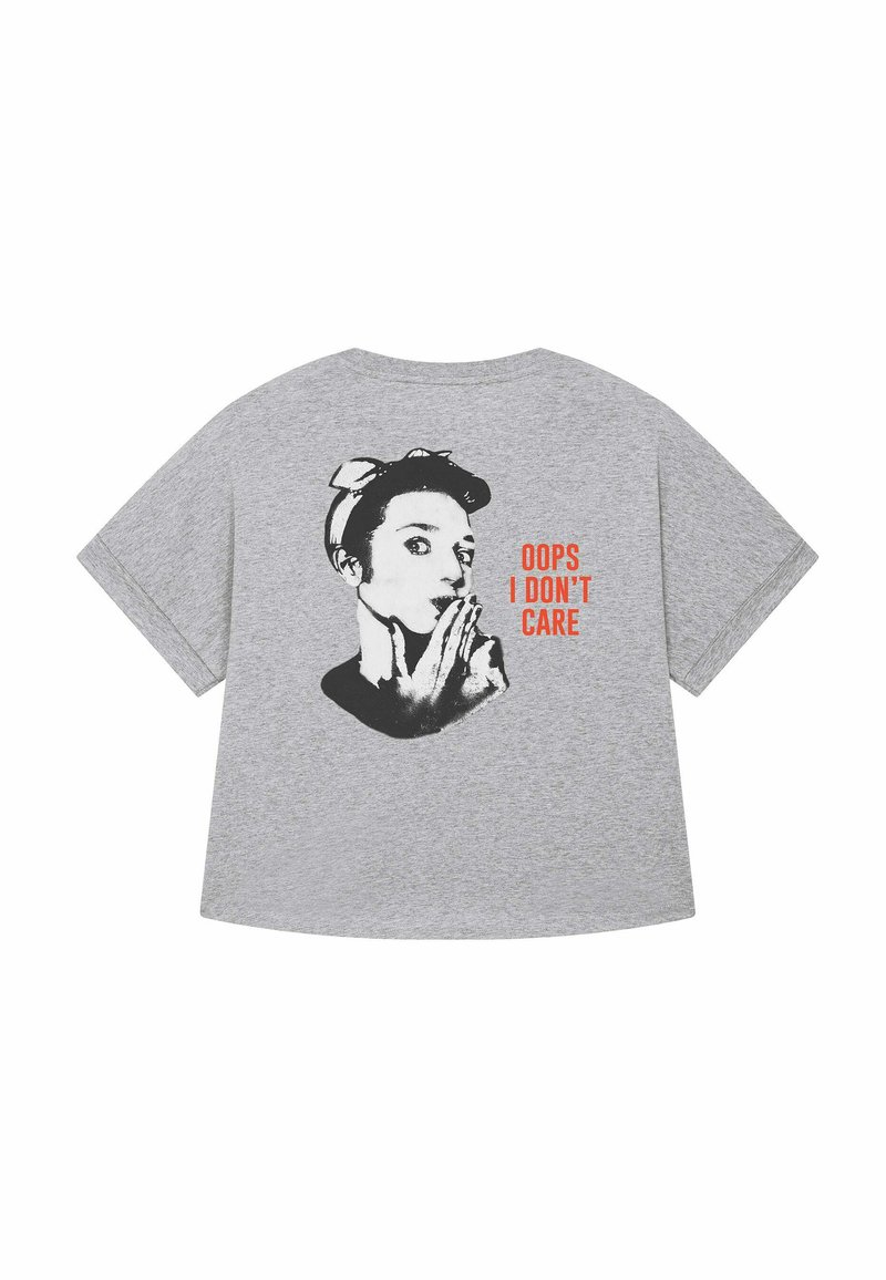 T-shirt di cotone grigio con una grafica nera di una donna con un foulard e il testo "OOPS I DON'T CARE" in arancione bold. Maniche corte, vestibilità rilassata.