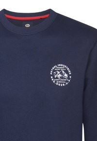Sudadera de color azul marino hecha de algodón con cuello redondo. Presenta un estampado en blanco de montañas y texto en el área del pecho izquierdo.