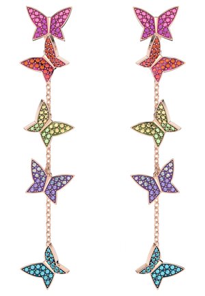 Boucles d’oreilles pendantes, chacune avec cinq breloques papillon ornées de bijoux en rose, orange, vert, violet et bleu, reliées par des chaînes dorées.