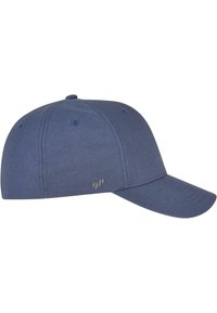 Căciulă de baseball albastru închis cu vârf curbat, realizată din material moale. Prezintă un logo brodat pe lateral și orificii de ventilație în apropierea coroanei.