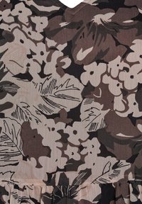 Tessuto con motivo floreale in tonalità di beige, marrone e nero con righe testurizzate. Presenta un collo a V e un orlo arricciato.