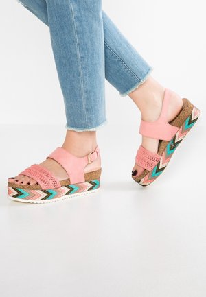 Roze wedge sandalen met haakwerkdetail en een multicolor zigzagpatroon op de zool. Voorzien van een bandje en gesp voor een veilige pasvorm.