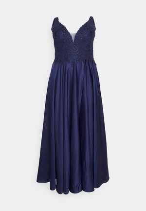 Vestido de noche azul marino con escote en V profundo, cuerpo de perlas adornado y falda de satén fluida, que presenta una textura suave y un drapeado elegante.