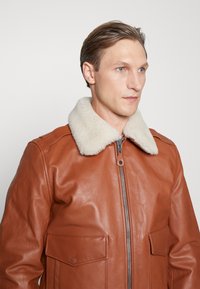 Schott Bomber stiliaus striukė - cognac