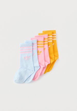 Set di tre calzini da uomo nei colori blu, rosa e giallo. Ognuno presenta due strisce orizzontali nella parte superiore e un motivo con il logo sul davanti.