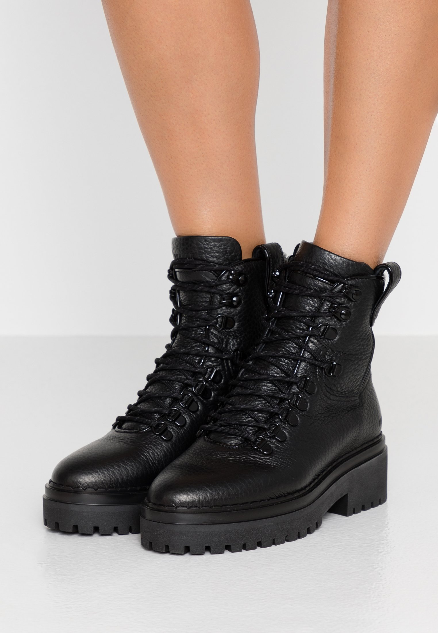 Zwarte NUBIKK Chelsea boots LOGAN RAI | Omoda