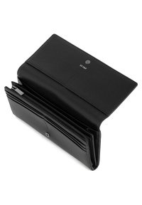 Portafoglio in pelle nera con superficie testurizzata, multiple fessure per carte e una tasca con cerniera. La chiusura è assicurata da un bottone a scatto.