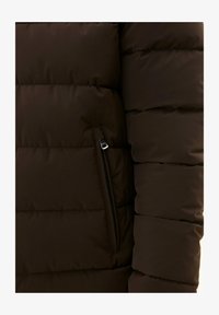 Geselecteerd, terra brown