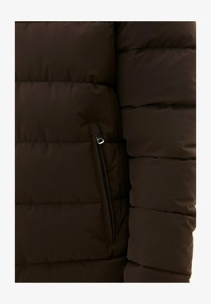 Daunenjacke in Dunkelbraun mit gestepptem Muster, seitlicher Reißverschluss-Tasche und glatter Stoffoberfläche.