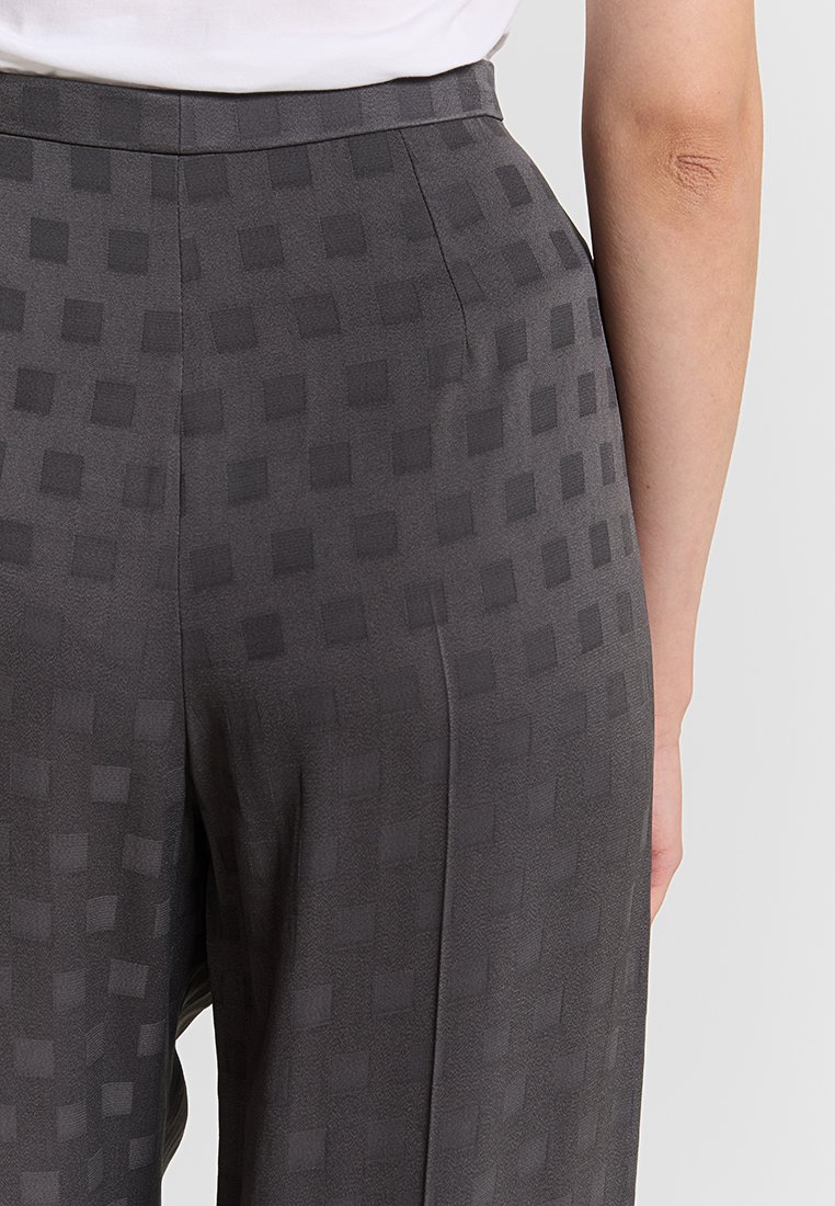 Grau gemusterte Hose aus strukturiertem Stoff mit quadratischen Designs, hohe Taille und maßgeschneiderte Hinternaht.