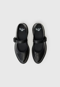 Μαύρα δερμάτινα παπούτσια με υφή που θυμίζει ερπετό, διαθέτοντας στρογγυλή μύτη και ρυθμιζόμενο λουράκι στη θέση του διαβήτης.