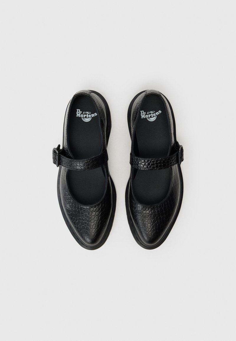 Scarpe in pelle nera con un motivo testurizzato simile a quello dei rettili, dotate di punta arrotondata e cinturino regolabile sul collo del piede.