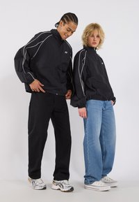 YOURTURN UNISEX - Viegla jaka - true black
