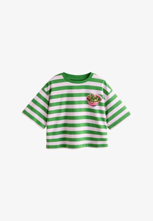 Zelená a růžová pruhovaná košile s krátkými rukávy a potiskem růžové mísy naplněné zelenými kulatými plody na levé straně hrudi.