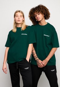Multiply Apparel FONT  - T-shirts print - botanical garden